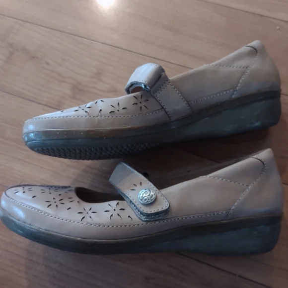 Clarks Collection Women's Mary Jane Shoe Size 8 M Laser Cut Brown Leather Wedge - Picture 4 of 7